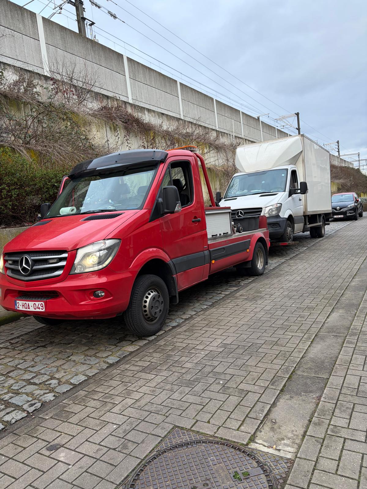 Camion de dépannage Alpha Dépannage remorquant un utilitaire